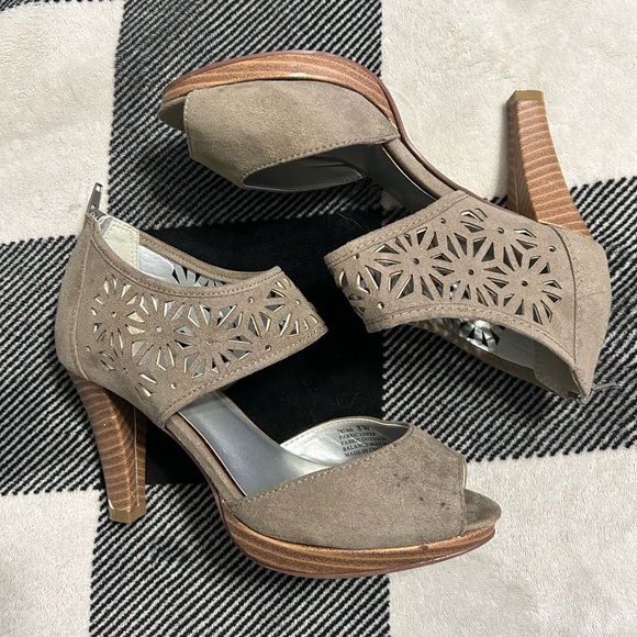 Green Heels - Picture 1 of 2